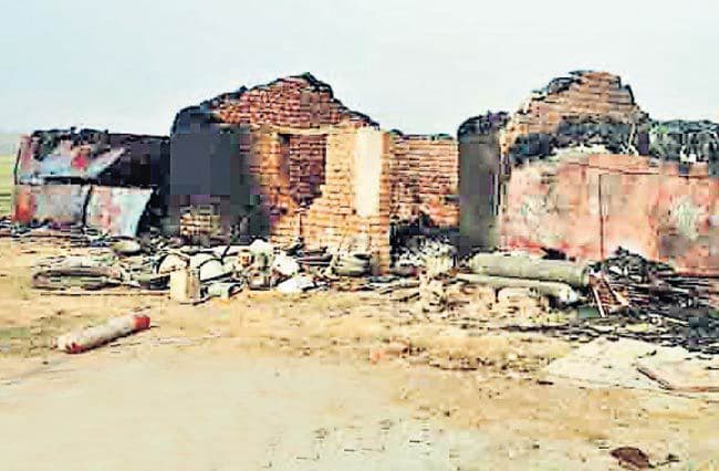 पाकुड़ में नक्‍सली हमला, मजदूरों को पीटा, स्टोर रूम फूंका