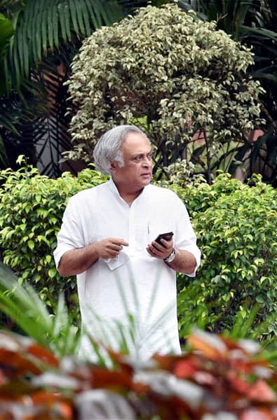 मोदी के नेतृत्व में देश संकुचित लोकतंत्र की ओर बढ सकता है : रमेश