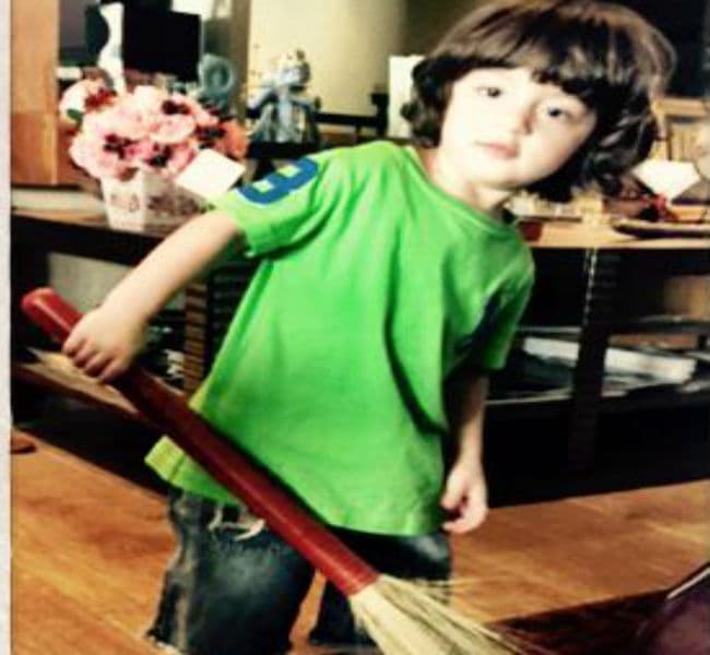 किंग खान के छोटे बेटे अबराम ने उठाया हाथों में झाड़ू...