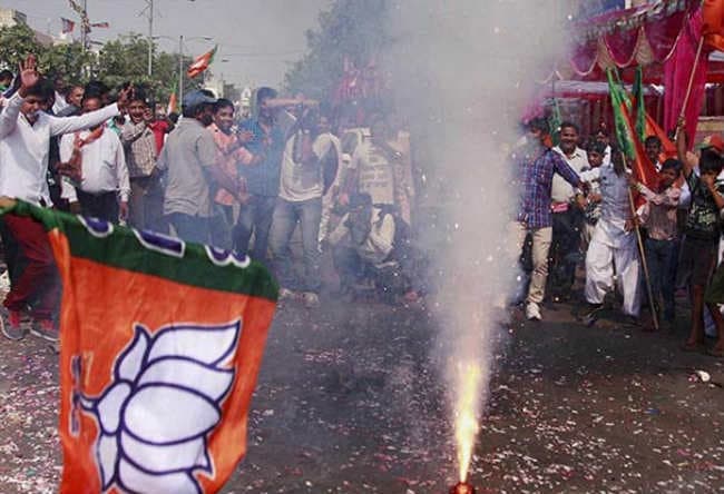 भाजपा का 35वां स्थापना दिवस आज, राजनाथ के संसदीय क्षेत्र में लगे संजय जोशी के पोस्टर