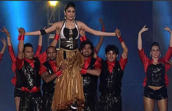 जब IPL के उद्घाटन समारोह में अनुष्का को निहारते रह गये कोहली