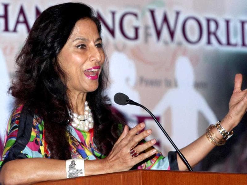 मराठी फिल्म प्रदर्शन के सवाल पर शिवसेना व शोभा डे आमने-सामने, शोभा बोलीं मैं डर से मुंबई छोड़ने वाली नहीं हूं