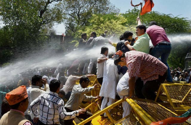 केजरीवाल के घर के बाहर प्रदर्शन पर पर आप ने पूछा, क्या मोदी इस अराजक तरीके को सही मानते हैं