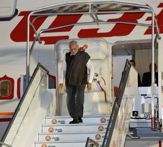 नरेंद्र मोदी व ओलांद के बीच नाव पर होगी चर्चा, राफेल व परमाणु संयंत्र पर बात बनने की उम्मीद