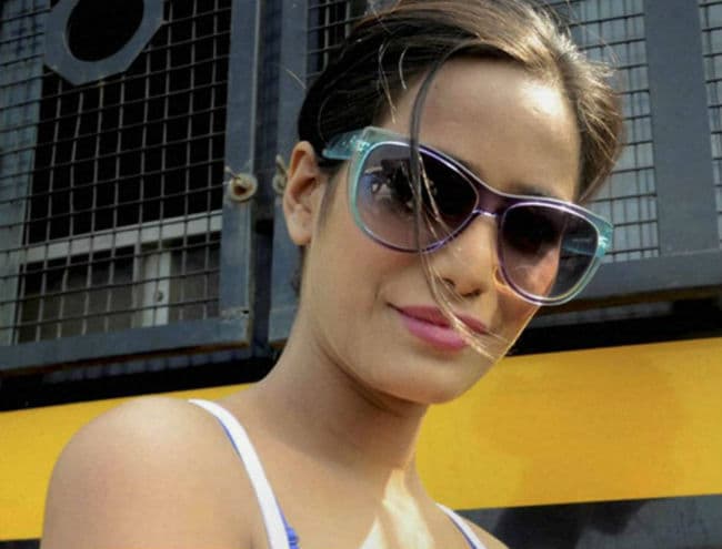 ''हेलेन'' के लिए पूनम पांडे कर रही है सोशल साइट पर हीरो की तलाश