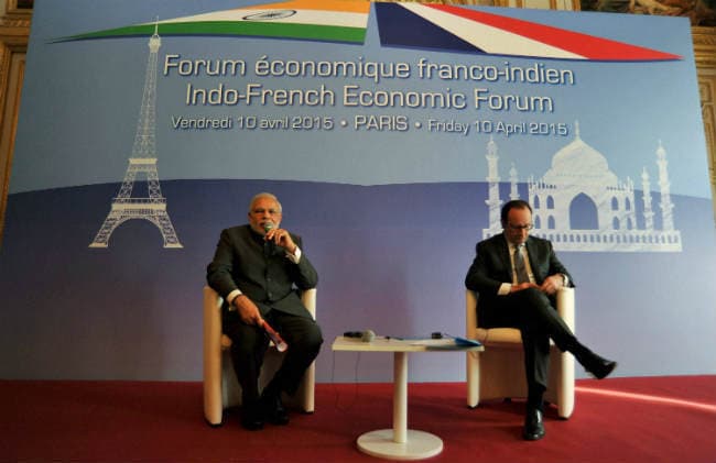 मोदी ने की फ्रांसीसी राष्ट्रपति के साथ नाव पे चर्चा