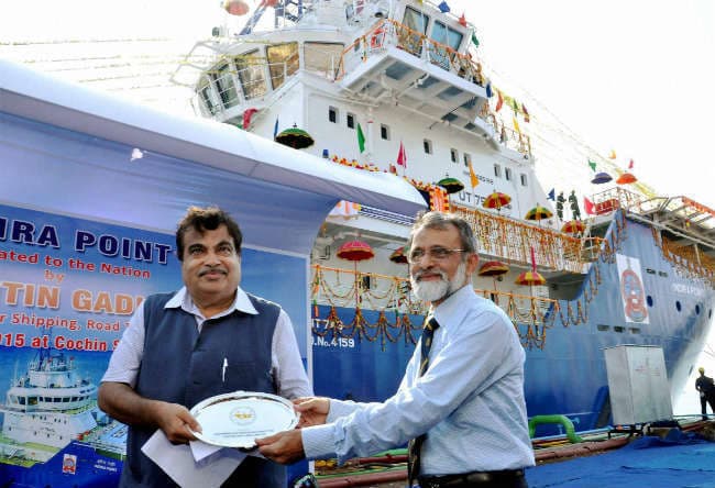 गडकरी ने बॉय टेंडर पोत राष्ट्र को समर्पित किया