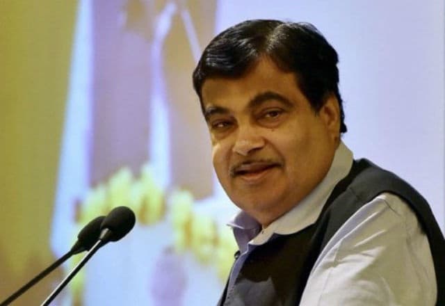 नितिन गडकरी ने कहा, भगवान या सरकार के भरोसे न रहें किसान, फिर बयान से पलटे