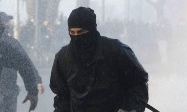 सीरियाई बलों ने हवाईअड्डे पर हमला टाला, 35 की मौत