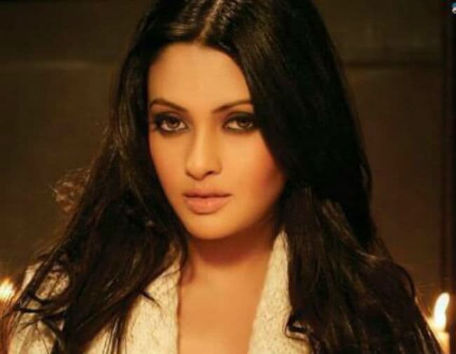 अभिनेत्री रिया सेन के घर में लगी आग, पूरा घर जलकर खाक