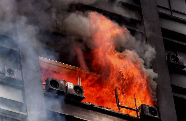 दिल्‍ली एम्‍स और गुजरात भवन में भीषण आग