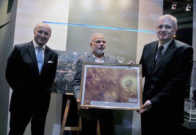 मोदी ने फ्रांस के राष्ट्रपति को ''टरी आफ लाइफ'' पेंटिंग भेंट की