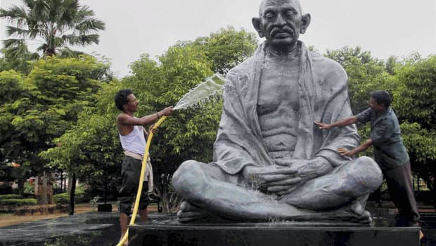 दक्षिण अफ्रीका में गांधी की प्रतिमा का अपमान, बाल्टियों में भर कर सफेद पेंट फेंका