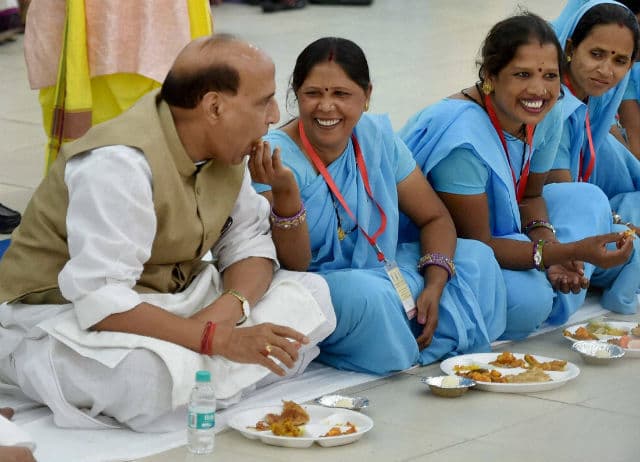 प्रधानमंत्री की लडाई सिर्फ गंदगी के खिलाफ नहीं, बल्कि अस्पृश्यता के खिलाफ भी है : राजनाथ सिंह
