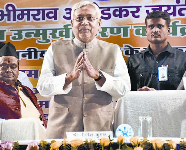 सीएम का एलान: विकास मित्रों का वेतन बढ़ा, नौकरी 60 तक