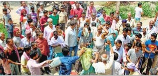 भागलपुर में फसल बर्बादी के बाद किसानों ने की आत्मदाह की कोशिश, प्रशासन ने रोका