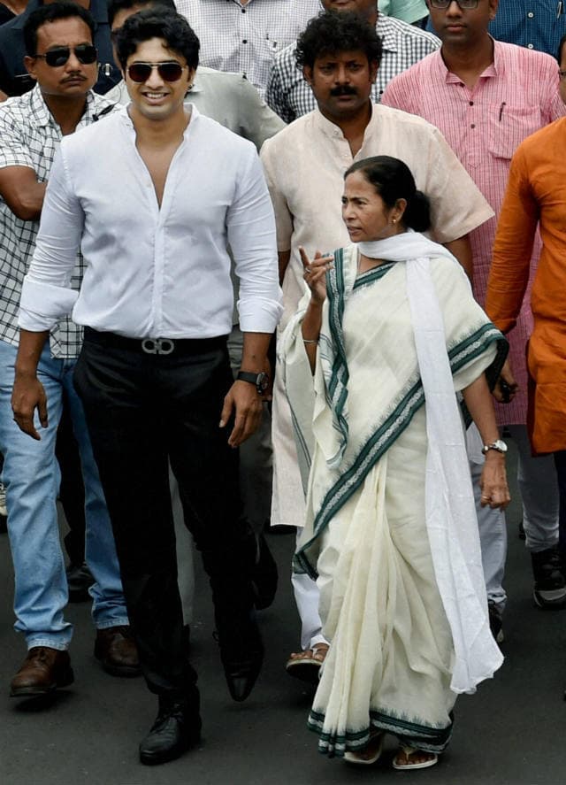 ममता बनर्जी ने रूपा गांगुली पर बोला हमला, कहा, हमारा झंडा फाड़ने वाले क्यों नहीं होंगे गिरफ्तार?