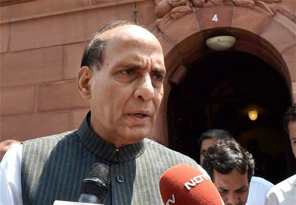 वर्षा प्रभावित किसानों से मिले राजनाथ सिंह, उप्र सरकार से 506 करोड रुपए बांटने को कहा