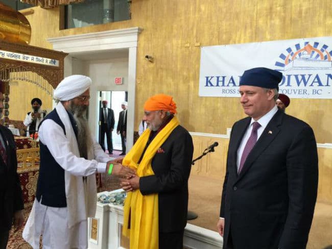 वैंकूवर में लक्ष्मी नारायण मंदिर पहुंचे नरेंद्र मोदी, खालसा दीवान गुरुद्वारा में टेका मत्था