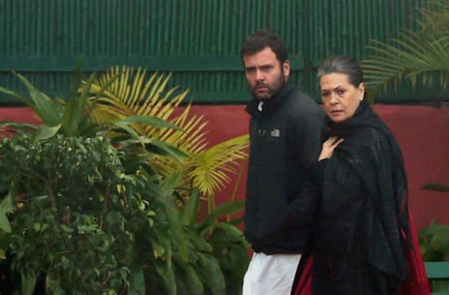 आज फिर राहुल गांधी से मिलने उनके घर पहुंची कांग्रेस अध्‍यक्ष सोनिया गांधी