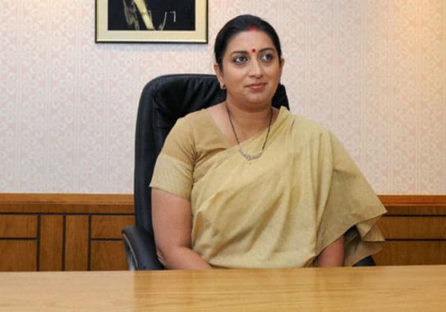 स्मृति ईरानी के खिलाफ चार सांसदों ने खोला मोर्चा, की विभाग से हटाने की मांग