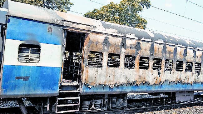 इंटरसिटी की तीन बोगियां फूंकी