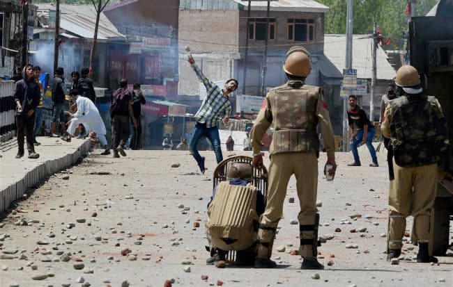 जम्मू-कश्मीर : मसरत की गिरफ्तारी के विरोध में बंद के दौरान हिंसा, गोलीबारी में एक मरा, दर्जनों घायल