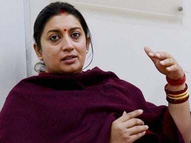 केंद्रीय मानव संसाधन मंत्री स्मृति ईरानी की अश्‍लील फोटो व्हाट्सएप पर