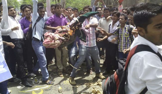 कोडरमा में बिजली, पानी के मुद्दे पर छात्रों का हंगामा