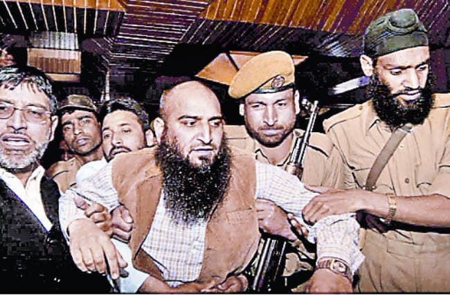 अपरिपक्वता और मूर्खता की हद से आगे