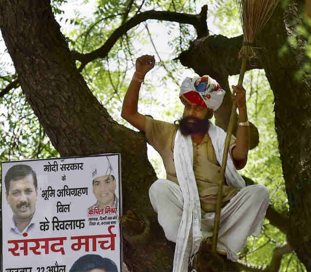 गजेंद्र सिंह खुदकुशी मामला : वरिष्ठ नेता आशुतोष का विवादास्पद बयान