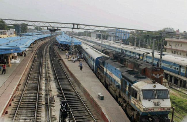 ट्रेनों की लेटलतीफी रोकने के लिए लखनऊ और वाराणसी के रेलवे यार्डों का होगा कायाकल्प