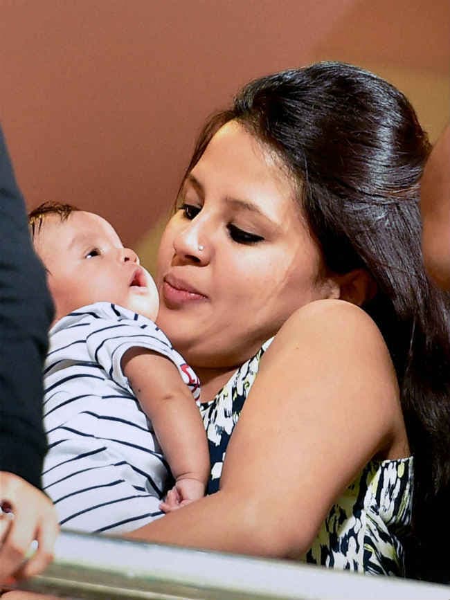 ...जब बेटी ZIVA को लेकर महेंद्र सिंह धौनी पहुंचे ड्रेसिंग रूम