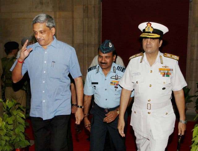 मनोहर पर्रिकर ने सशस्त्र बलों से वित्तीय समझदारी दिखाने को कहा