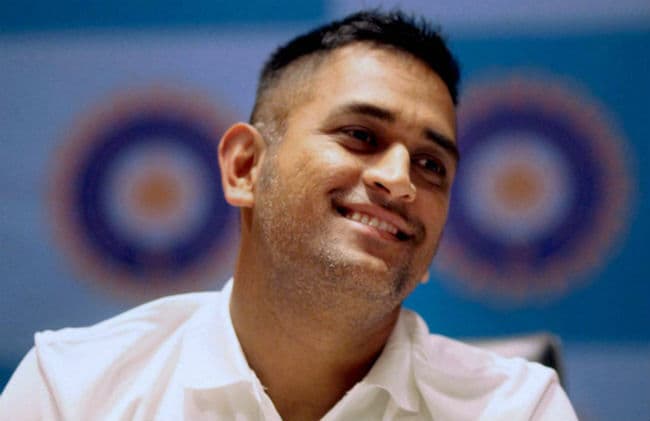 महेंद्र सिंह धौनी ने की आशीष नेहरा की तारीफ, कहा, वह बेहतरीन गेंदबाजी कर रहा है