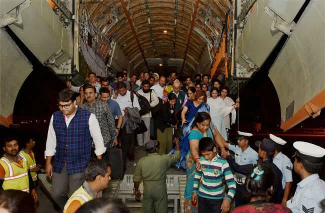 नेपाल से वापस लौटे पर्यटकों ने बयां किया दर्द कहा, बुरे सपने की तरह थी त्रासदी