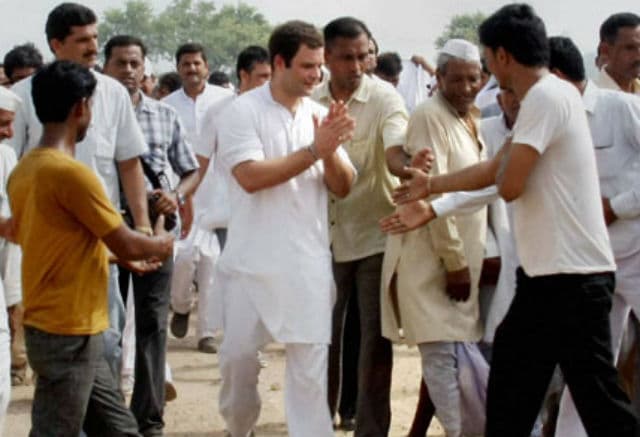 किसानों की हालत देखने ट्रेन की सामान्य बोगी  से पंजाब पहुंचे राहुल गांधी