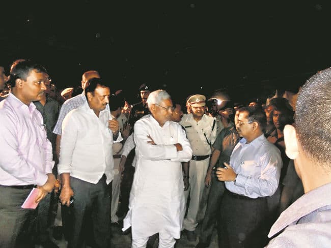 देर शाम रक्सौल पहुंचे सीएम, कैंप का लिया जायजा, कहा-केंद्र के साथ मिल कर नेपाल में फंसे लोगों को निकालेंगे