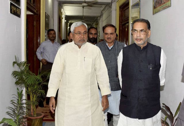 राहत व बचाव कार्यो का जायजा लेने बिहार पहुंचे दो केंद्रीय मंत्री, सीएम से की मुलाकात