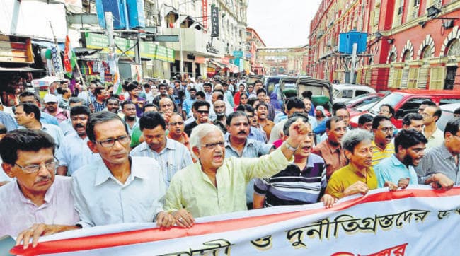 बंगाल : बंद के दौरान भिडे भाजपा और टीएमसी के कार्यकर्ता