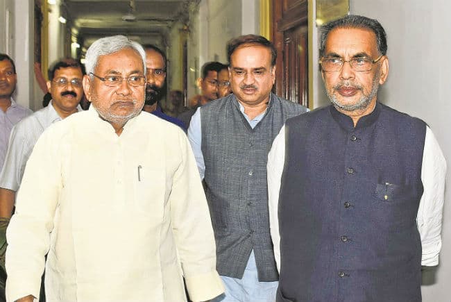 राहत में तेजी : नीतीश ने कहा, केंद्र को भेजी जायेगी भूकंप से हुए नुकसान की रिपोर्ट