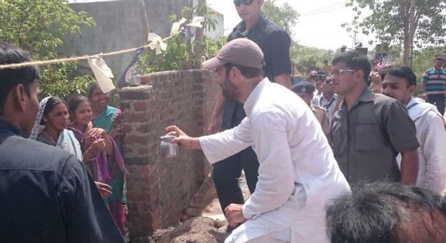 15 किमी की पदयात्रा के दौरान किसानों से मिल रहे हैं राहुल गांधी