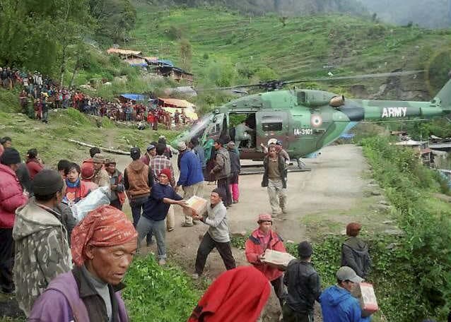 नेपाल में भूकंप के बाद बचाव कार्य की जद्दोजहद, किशोर के जिंदा निकलने से लोगों की उम्मीदें जगी