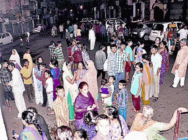 अफवाहों को पंख और राहत की सौदागरी