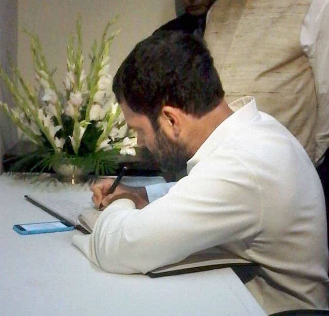 राहुल नेपाल दूतावास गये और भूकंप में मारे गये लोगों को श्रद्धांजलि दी