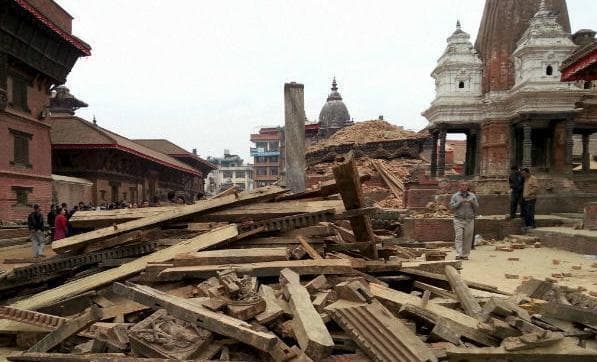 नेपाल में भूंकप से ध्वस्त हुए मंदिर को अब लुटेरों से खतरा