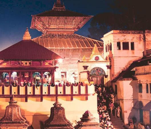 पशुपतिनाथ मंदिर के घाटों पर किया गया भूकंप त्रासदी के 533 मृतकों का अंतिम संस्कार