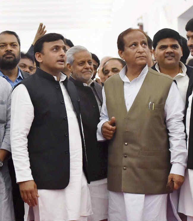 नेपाल के भूकंप पीड़ितों की मदद के लिए उत्तर प्रदेश सरकार के सभी मंत्री देंगे एक माह का वेतन