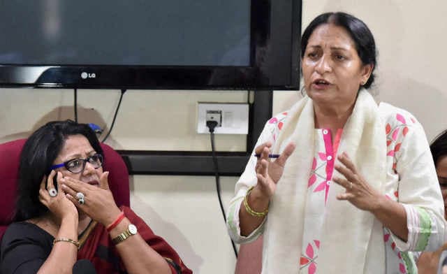 कुमार विश्वास मामले में दिल्ली महिला आयोग में दो फाड, जूही खान ने दिया इस्तीफा