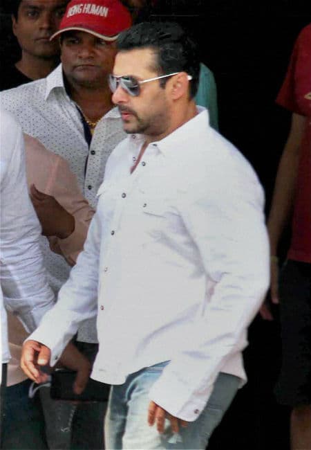 सलमान खान पर अदालत के फैसले के बाद ईरोज, मंधाना के शेयरों में गिरावट